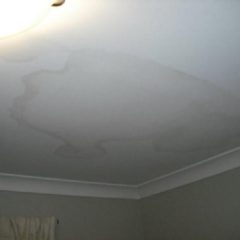 Как слить воду с натяжного потолка: способы вывести воду, что делать после, как вывести пятна13