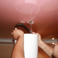 Как слить воду с натяжного потолка: способы вывести воду, что делать после, как вывести пятна7