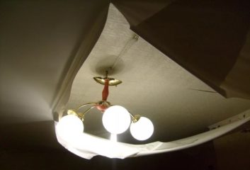 Как слить воду с натяжного потолка: способы вывести воду, что делать после, как вывести пятна4