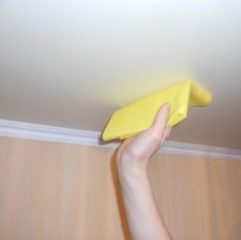 Как слить воду с натяжного потолка: способы вывести воду, что делать после, как вывести пятна14